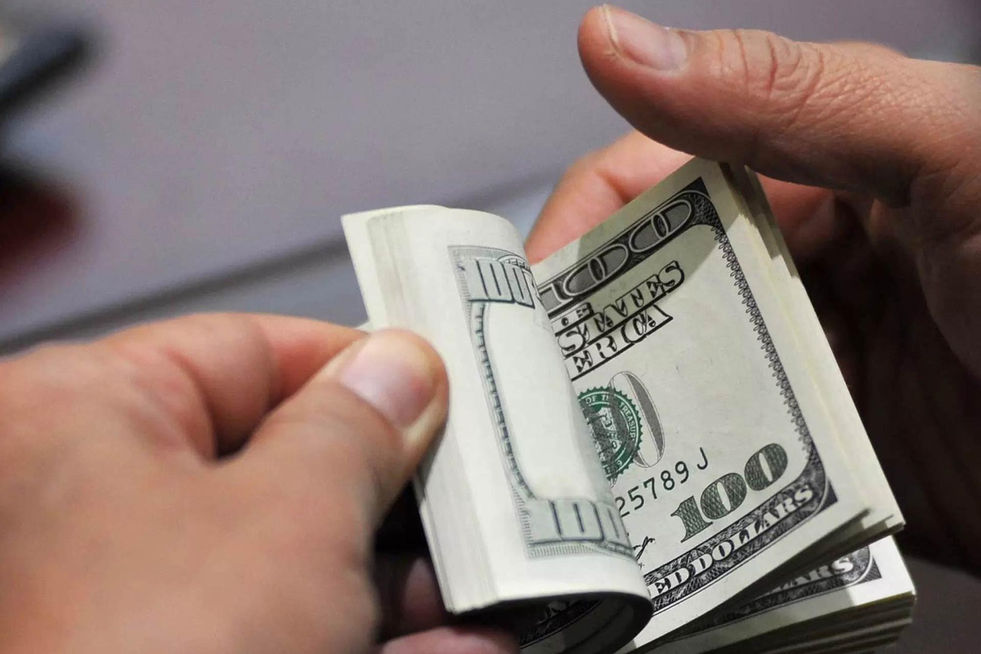 Giá USD tự do tăng mạnh, tiến sát 25.900 đồng