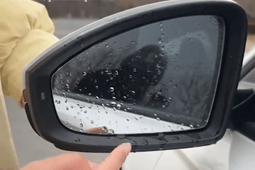 Mẹo rẻ tiền giúp gương chiếu hậu ô tô không bám nước mưa, tác dụng bất ngờ