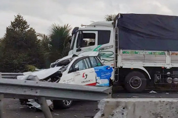 Tai nạn 3 ô tô trên tuyến cao tốc Trung Lương, taxi biến dạng, 1 người tử vong