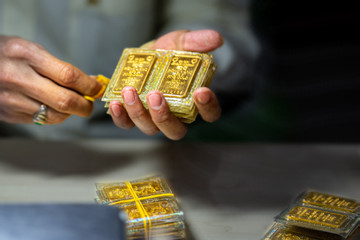 Thủ tướng yêu cầu thanh tra, xử lý nghiêm trường hợp buôn lậu, thổi giá vàng