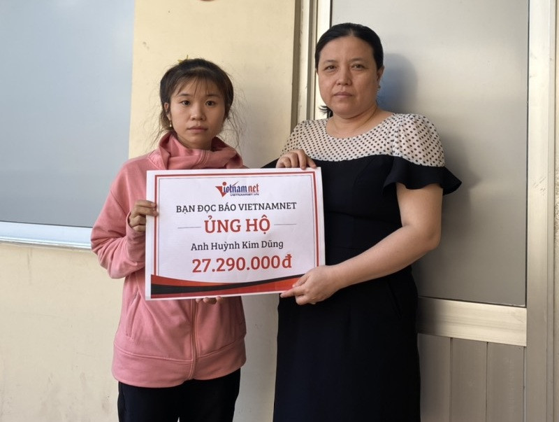 trao tien huynh kim dung 1.jpg