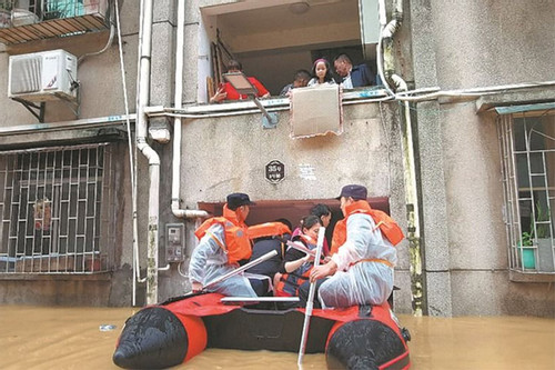 Trung Quốc: Lực lượng cứu hộ chạy đua cứu người dân bị mắc kẹt trong nước lũ