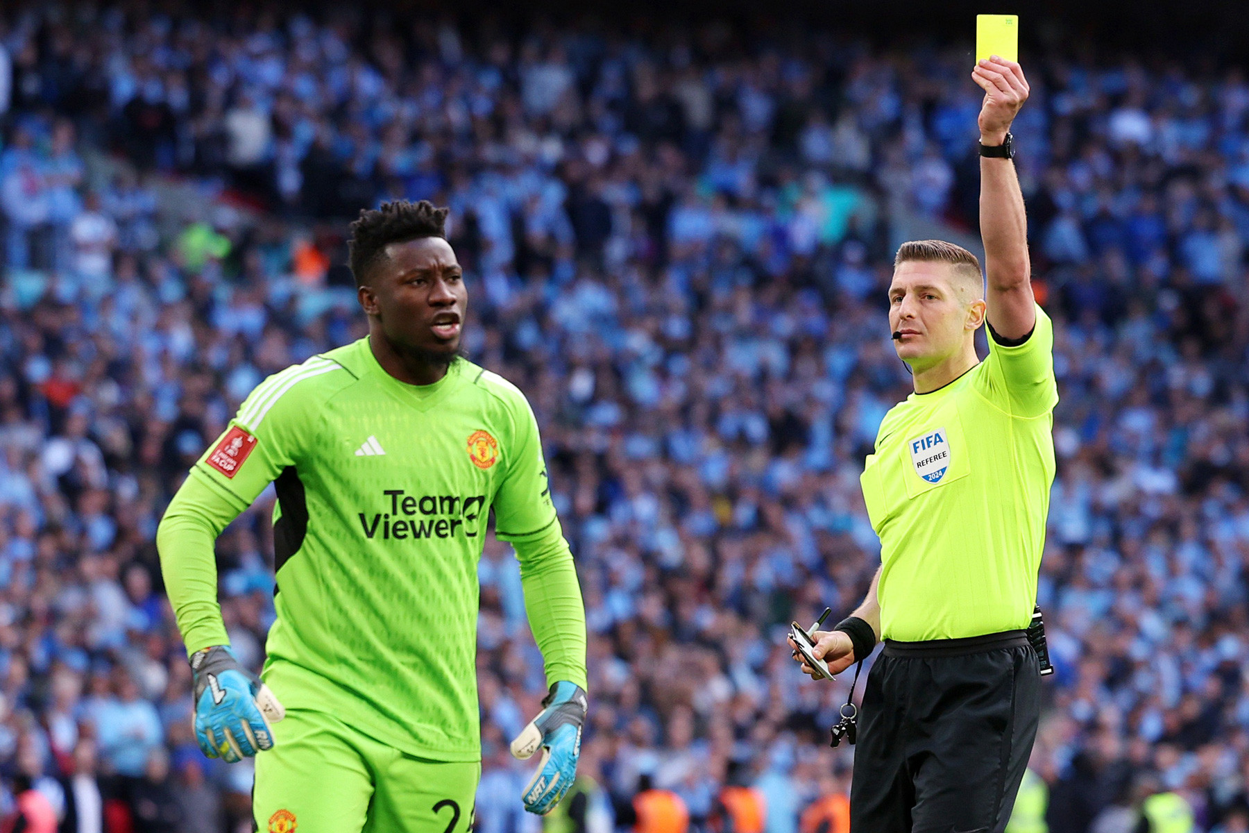 Vì sao Onana dính 2 thẻ vàng mà không bị đuổi ở trận MU với Coventry