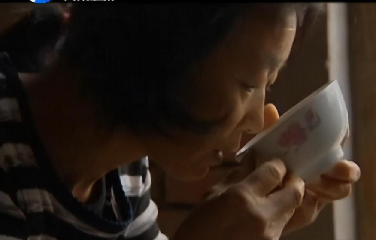 3 nguoi phu nu uong xang.jpeg