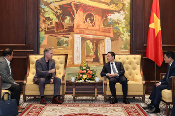 Bộ trưởng Nguyễn Mạnh Hùng tiếp Phó Chủ tịch Nvidia
