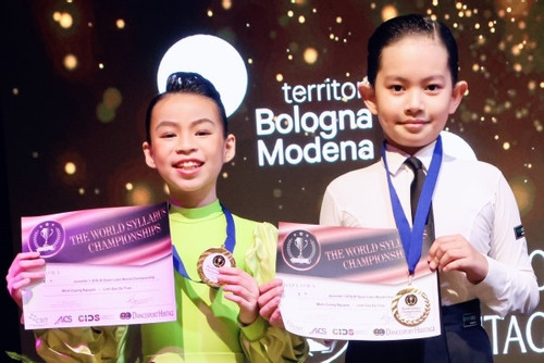 Con trai 9 tuổi của Khánh Thi - Phan Hiển lại vô địch Dancesport thế giới