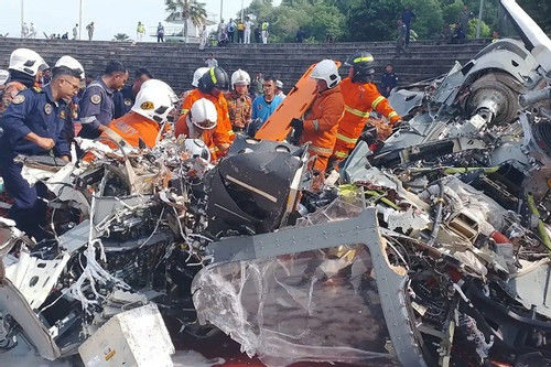 Khoảnh khắc 2 trực thăng Malaysia va chạm trên không khiến 10 người thiệt mạng