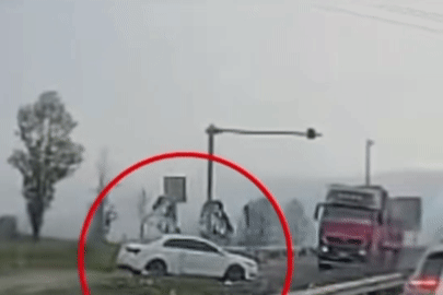 Khoảnh khắc xe tải đánh lái đột ngột đè bẹp ô tô con trên đường