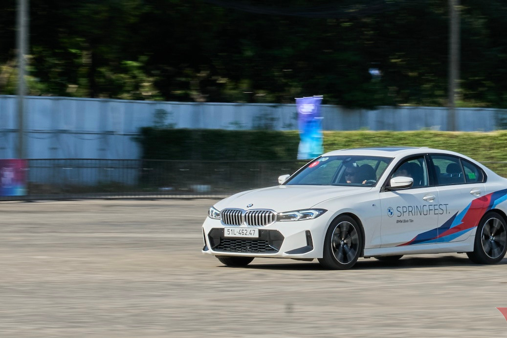 Mercedes cars' prices fall by VND700 million, but buyers say ‘too expensive’