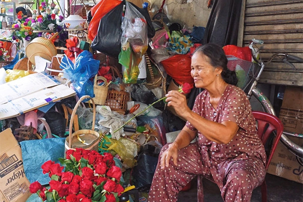 Người phụ nữ ở TPHCM gần 20 năm ngủ lề đường vì... nhà 'siêu mỏng'