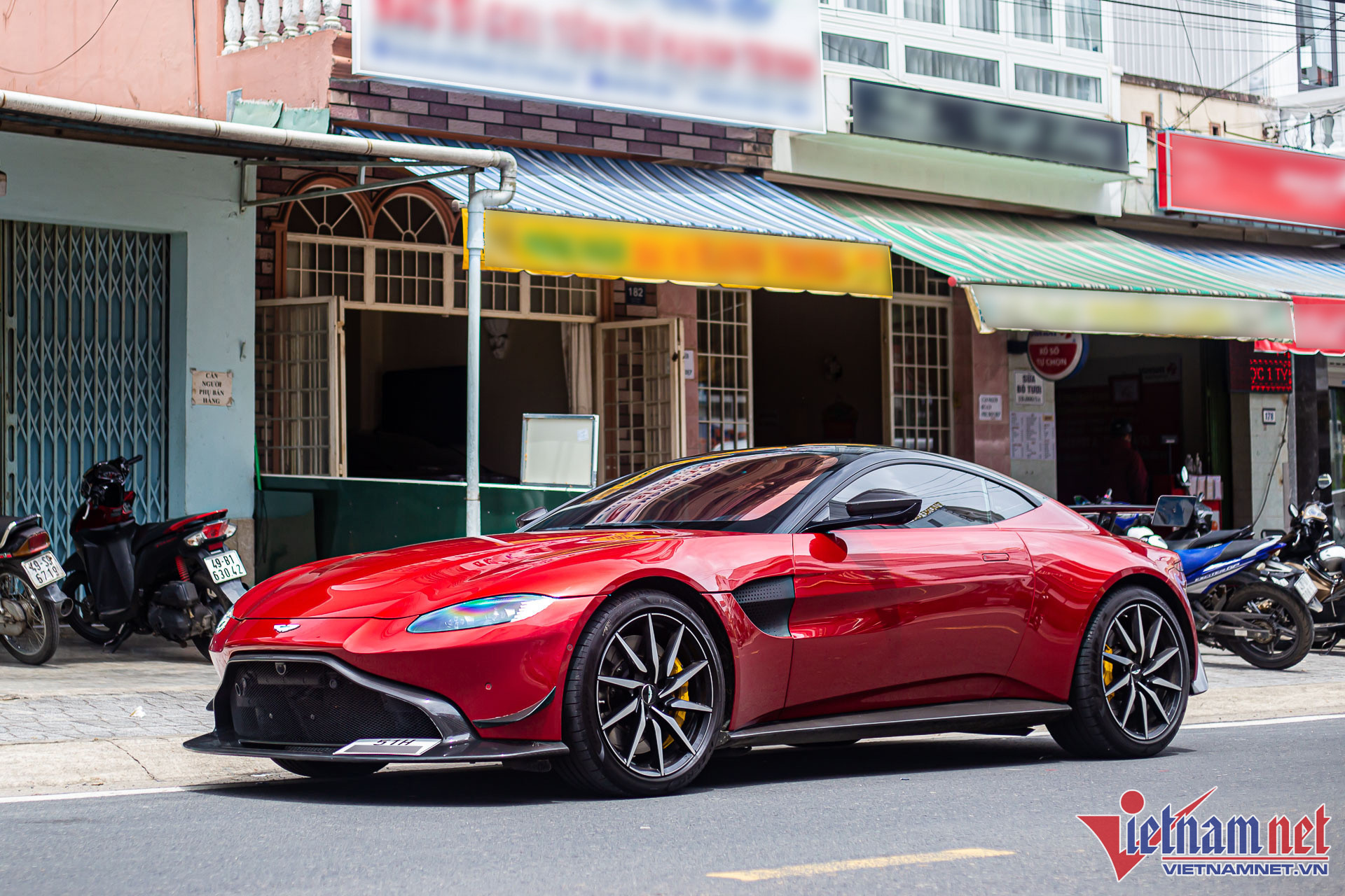 Siêu xe Aston Martin Vantage từng của Minh Nhựa về tay ông Đặng Lê Nguyên Vũ