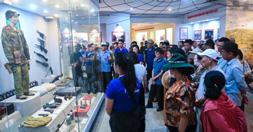 Tourists flock to Dien Bien Phu relic site