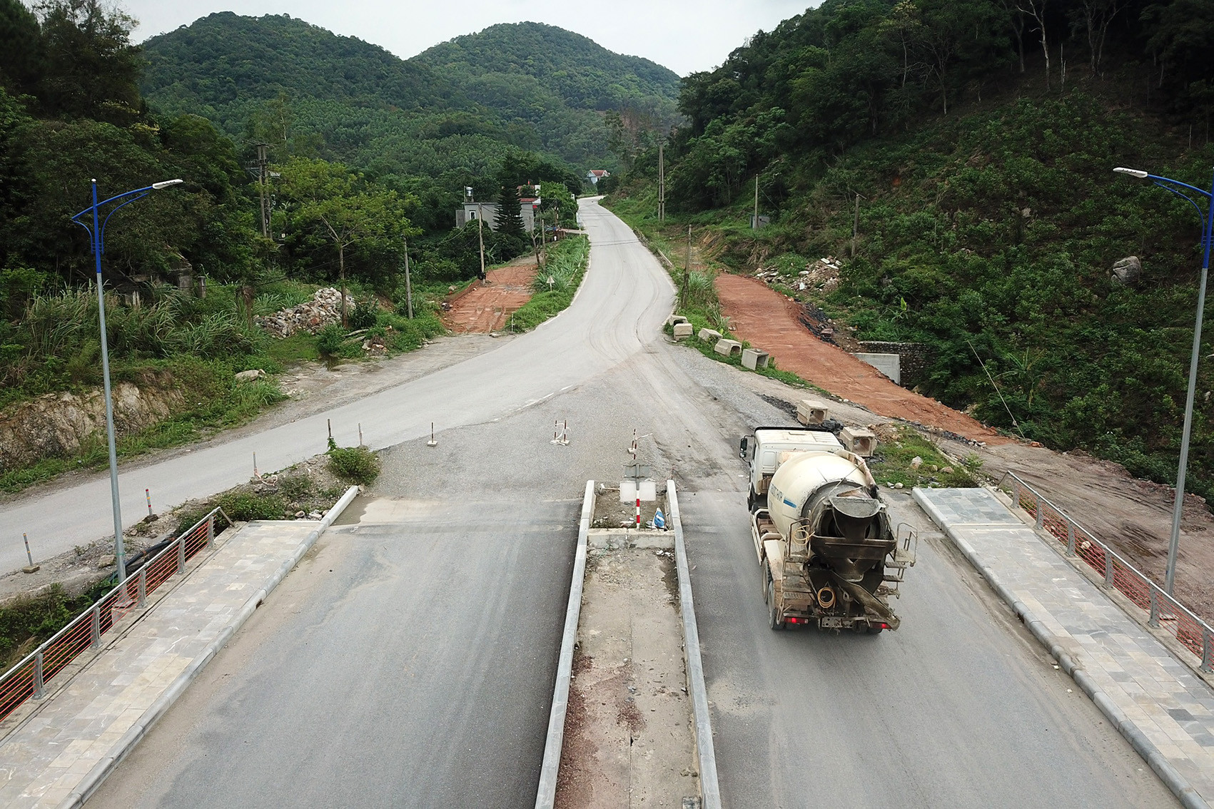 Ba năm chưa xong con đường 9,5km có vốn đầu tư gần 1.500 tỷ