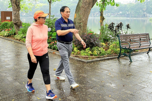 Bộ trưởng Ngoại giao Việt Nam và Indonesia thưởng thức phở, ngắm cảnh Hồ Gươm