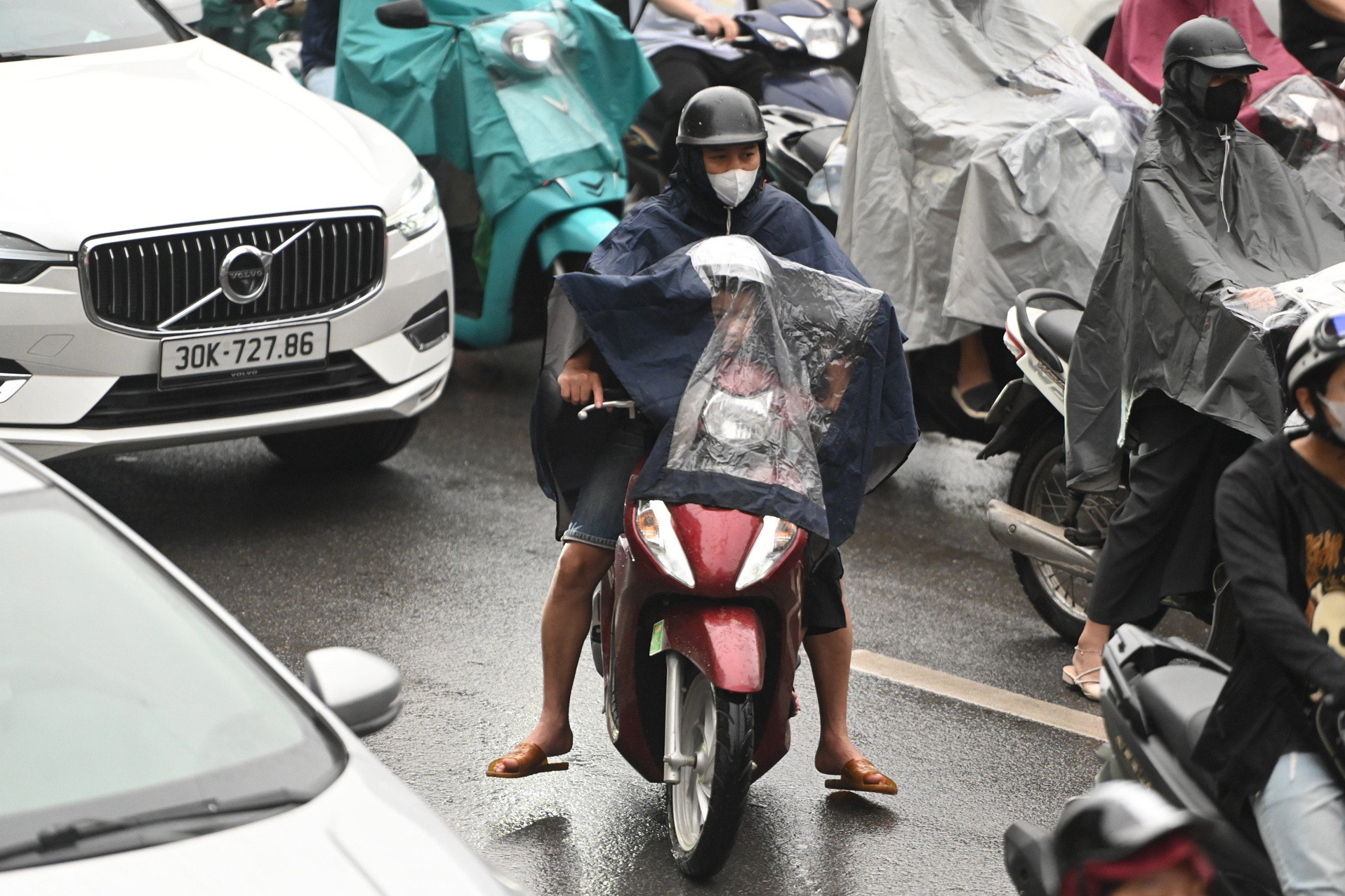  Đường Hà Nội ùn tắc, dòng người chật vật trong mưa giờ đi làm 