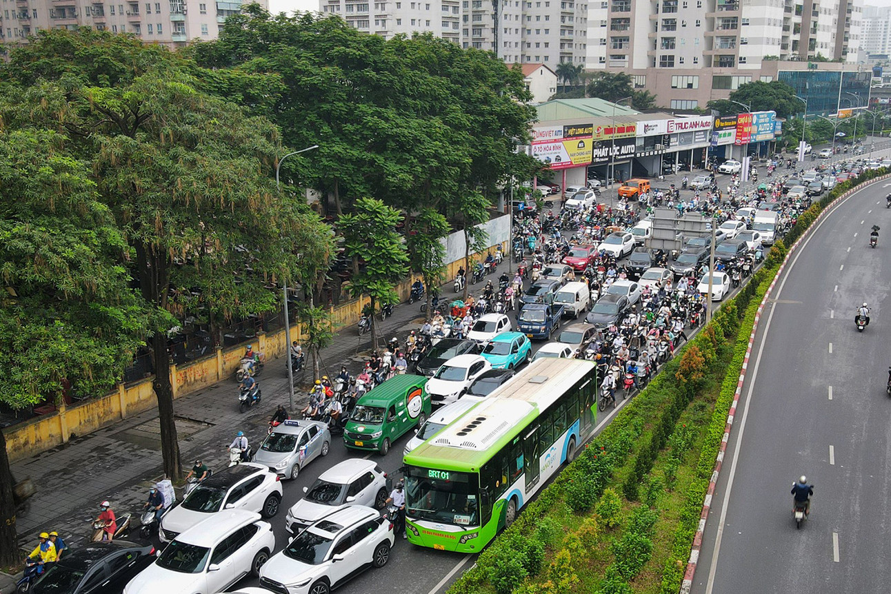 Đường Hà Nội ùn tắc, dòng người chật vật trong mưa giờ đi làm