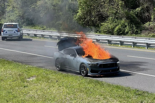 Ford Mustang 2024 bốc cháy ngùn ngụt sau sự cố kẹt chân côn