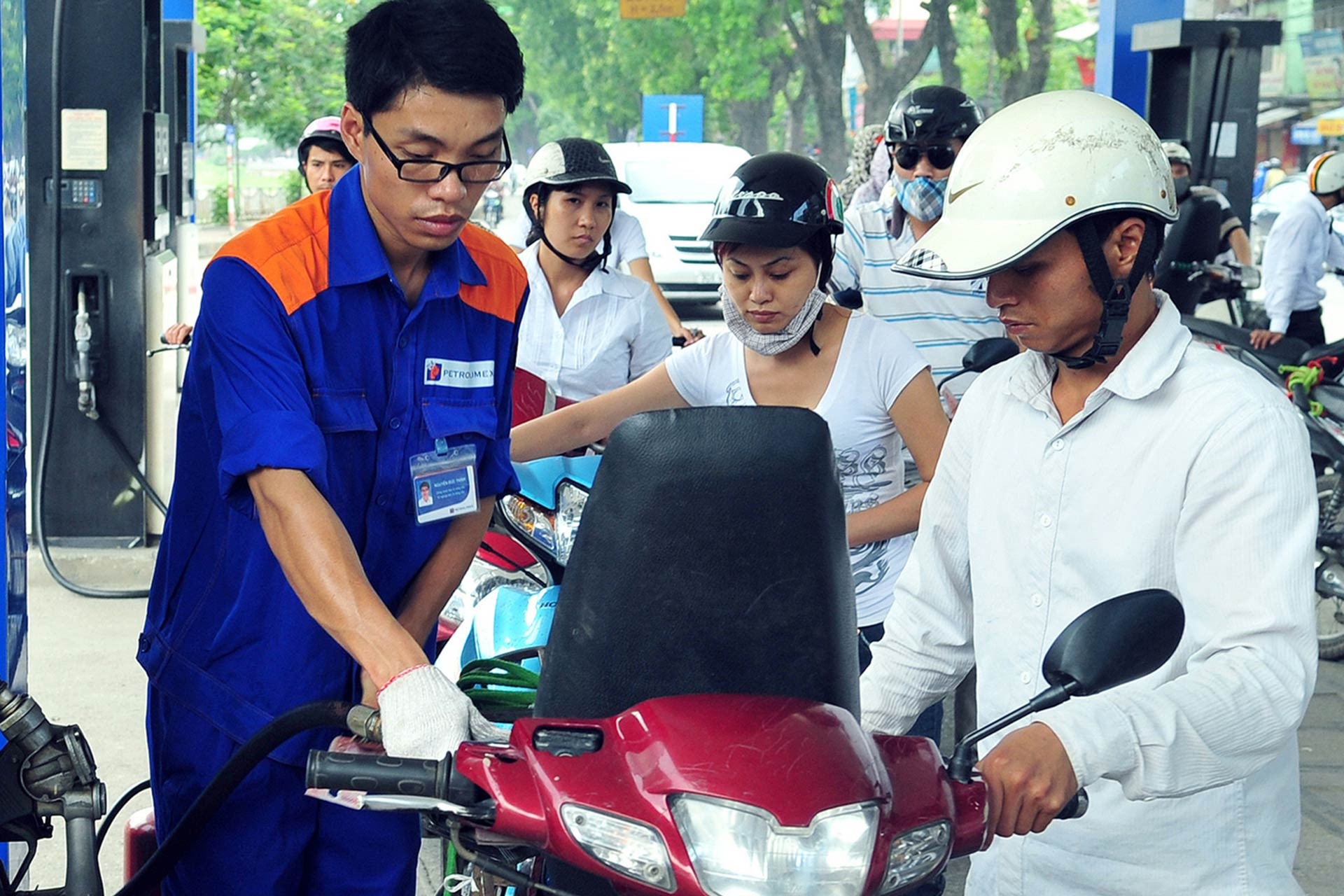 Giá xăng trong nước ngày mai có thể mất mốc 25.000 đồng/lít