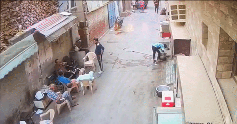 Khoảnh khắc bức tường bất ngờ đổ sập đè trúng nhiều người, 4 người thiệt mạng