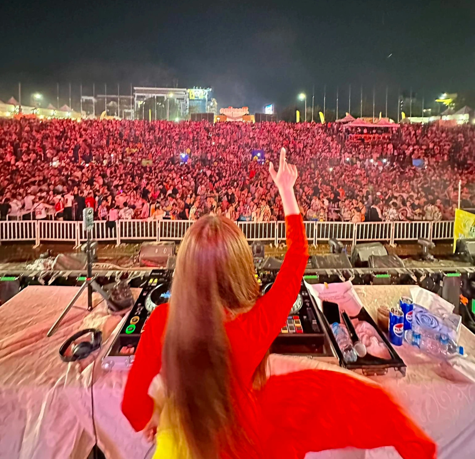 Nữ DJ miền Tây mặc áo dài chơi nhạc gây sốt, kể góc khuất sống về đêm - 1