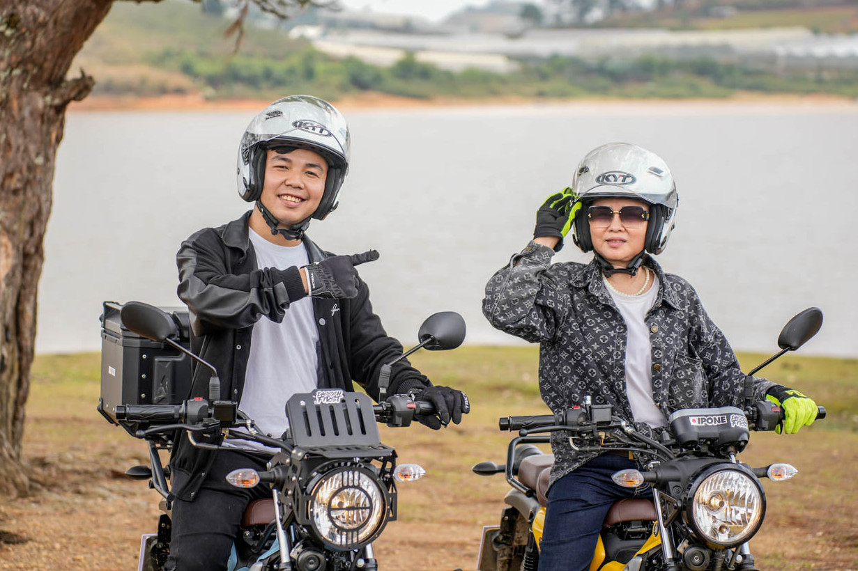 Vượt khủng hoảng sau tai nạn, mẹ U60 tự lái xe máy phượt Đà Lạt cùng con trai