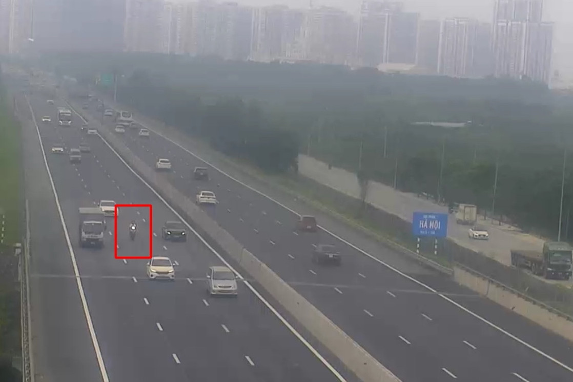 Xe máy lao như tên bắn ở làn 120km/h cao tốc Hà Nội - Hải Phòng