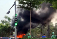 Bản tin cuối ngày 25/4: Xe tải tự bốc cháy trên đường Võ Văn Kiệt ở Hà Nội