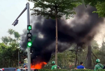 Bản tin cuối ngày 25/4: Xe tải tự bốc cháy trên đường Võ Văn Kiệt ở Hà Nội