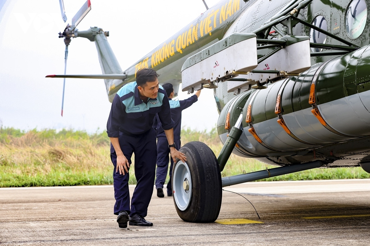 air force practices in celebration of 70th anniversary of dien bien phu victory picture 4