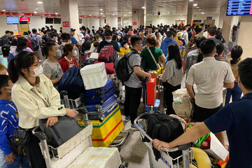 Hơn 120.000 khách qua sân bay Tân Sơn Nhất mỗi ngày dịp 30/4-1/5