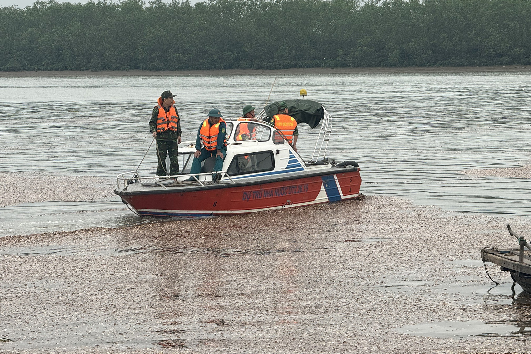  Lật thuyền lúc rạng sáng, 4 người mất tích trên sông 