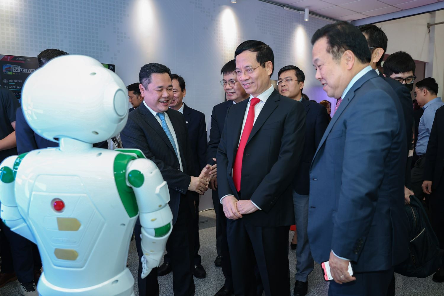 mobifone introduced robot application ai with bo truong nguyen manh hung in the middle of the year to receive the 30th anniversary of the founding of the company.jpg