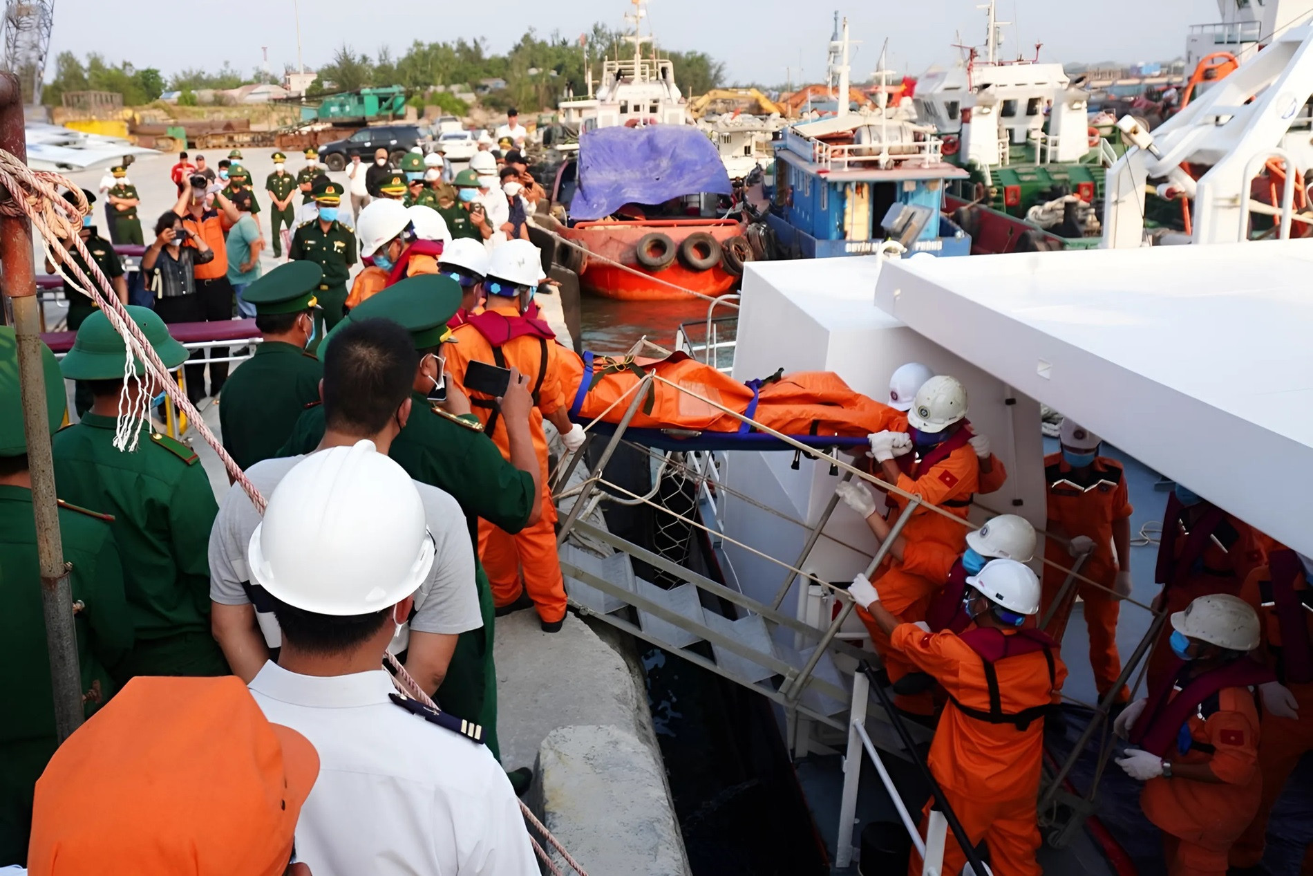  Vụ sà lan chìm trên biển Quảng Ngãi: Nghi 9 người gặp nạn 