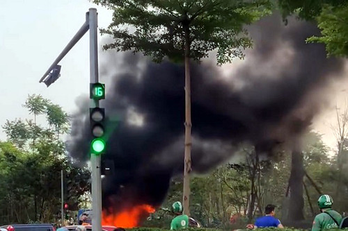 Xe tải tự bốc cháy trên đường Võ Văn Kiệt ở Hà Nội