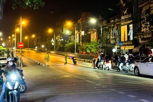 Nam Định: Bỏ trốn khỏi xe cảnh sát, nghi phạm nhảy xuống sông chết đuối