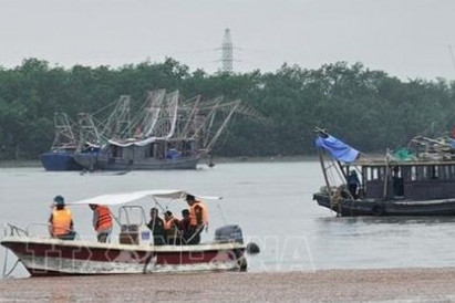 Boat capsizes in Quang Ninh as two recused and four go missing