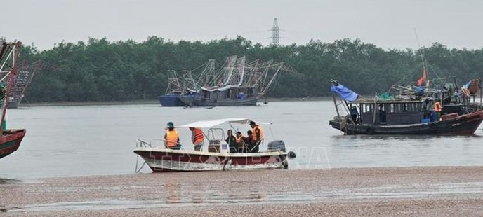 boat capsizes in quang ninh as two recused and four go missing picture 1