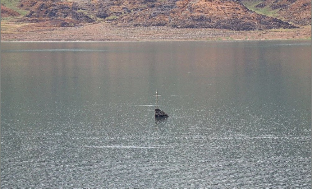 chìm dưới nước.jpg