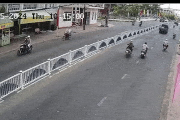 Gã đàn ông tấn công, đạp đổ xe nhiều phụ nữ đang đi trên đường