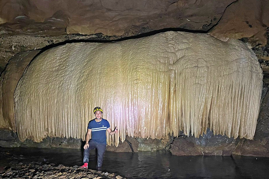 Rèm thạch nhũ khổng lồ &apos;đẹp mê hồn&apos; trong hang động mới phát hiện tại Quảng Bình