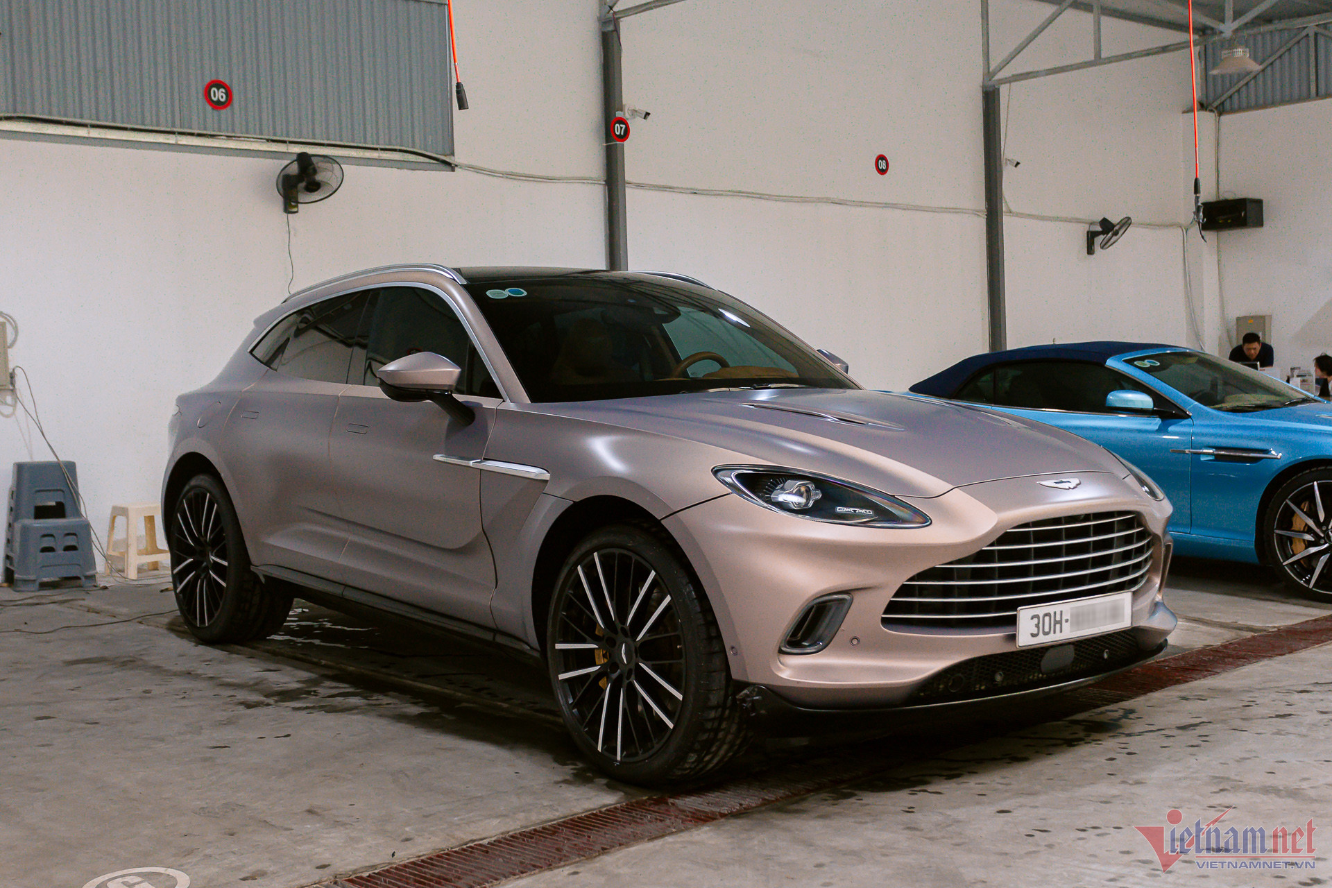 W-aston-martin-dbx-10-3.jpg