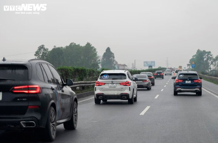 Lái xe chủ động quan sát, phán đoán tình hình giao thông để điều phối chân ga, chân phanh.