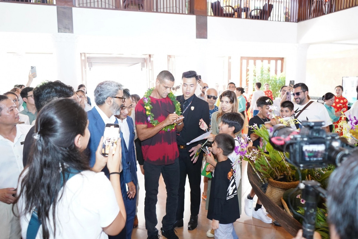 brazilian football superstars arrive in da nang for football festival picture 1