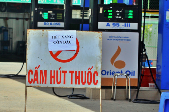 Các hành động nguy hiểm bị nghiêm cấm khi đổ xăng, dầu cho xe