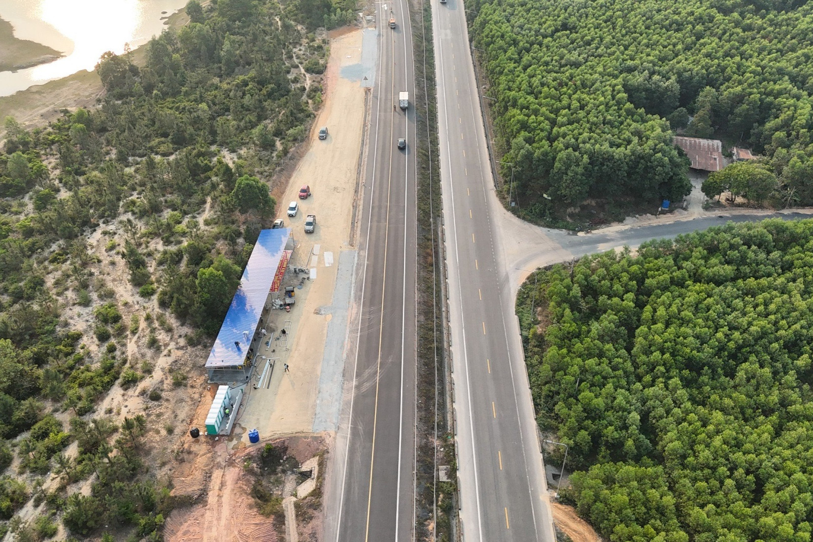  Cận cảnh 2 trạm dừng nghỉ đầu tiên trên tuyến cao tốc Cam Lộ - La Sơn 