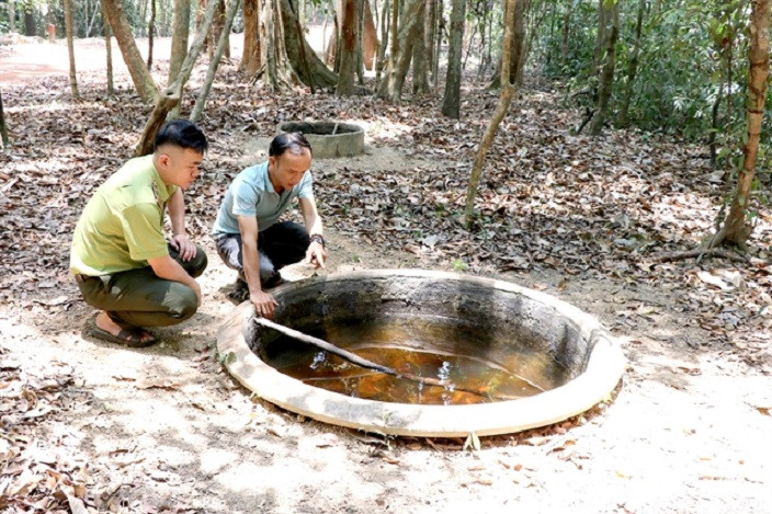 Dong Nai Province rangers provide water for wild animals in dry season