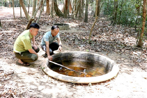 Dong Nai Province rangers provide water for wild animals in dry season
