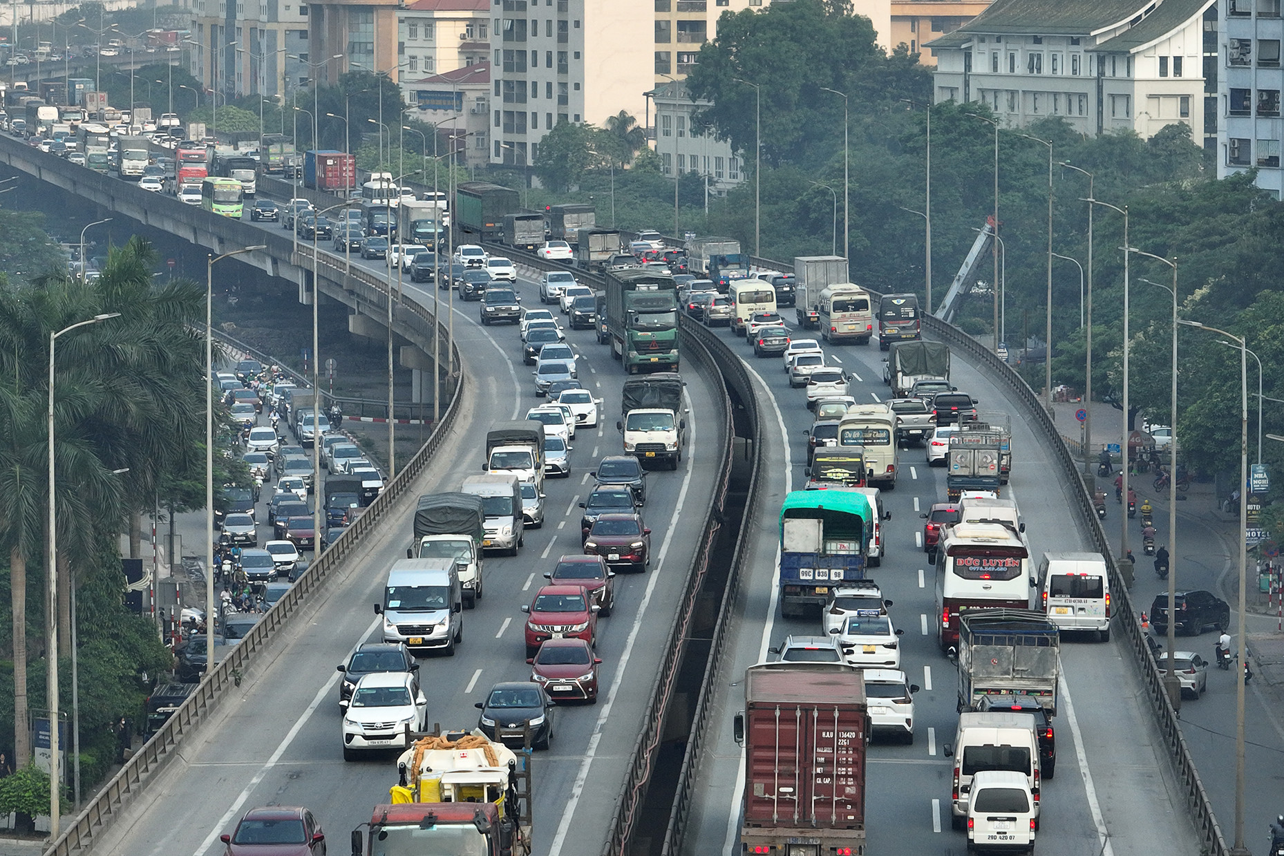 Dòng ô tô ùn dài gần 2km chờ qua trạm thu phí cao tốc Pháp Vân - Cầu Giẽ