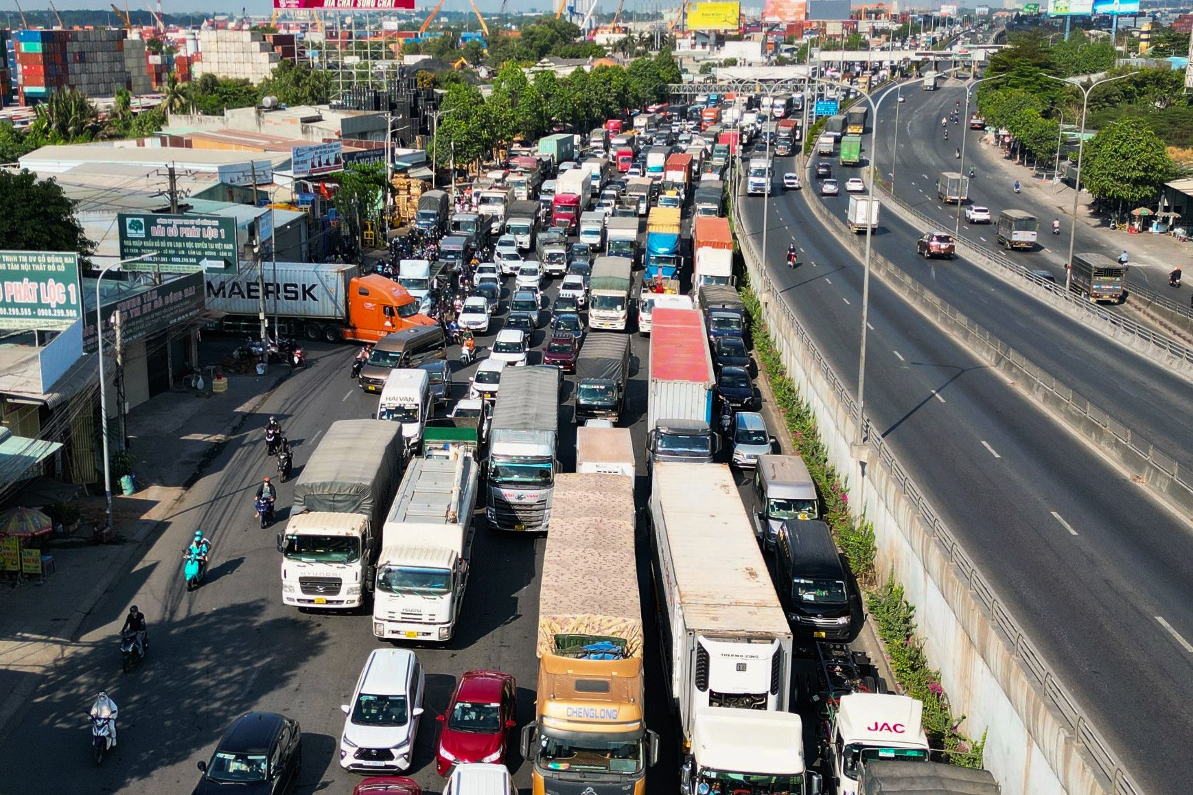 Ùn tắc gần 10 km, người dân chật vật rời TP.HCM trong ngày đầu nghỉ lễ