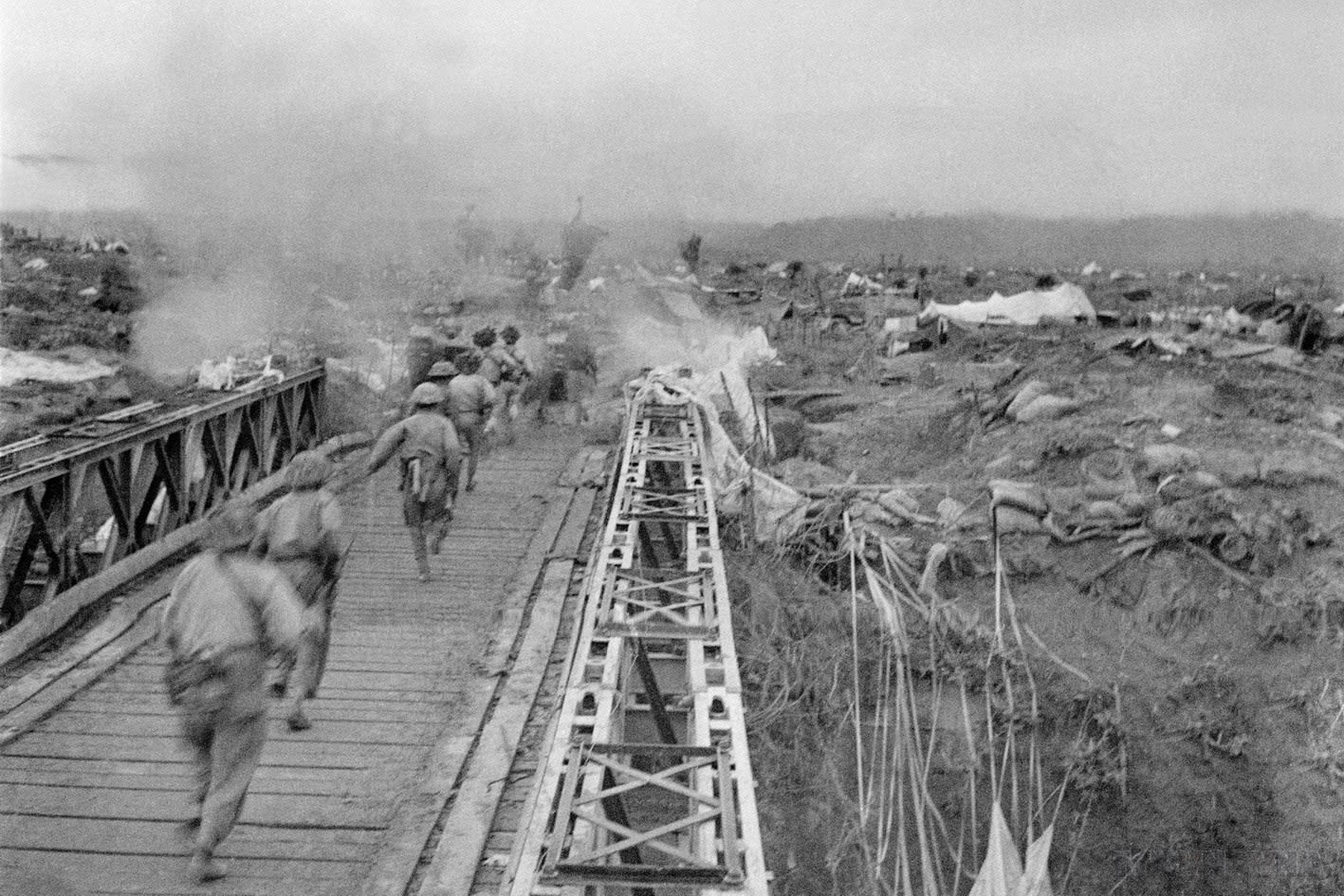 bo doi ta vuot cau muong thanh tien vao khu trung tam chieu 751954 anh tl2.jpg